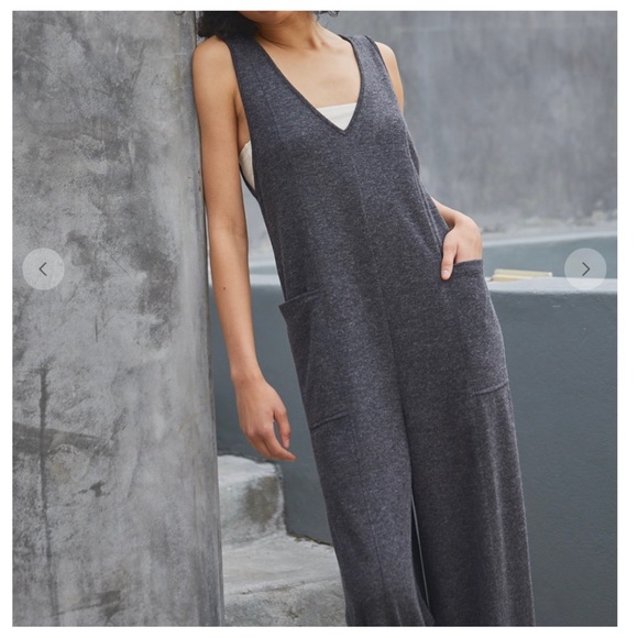 V-neck Jumpsuit With Front Pockets - Picture 2 of 4